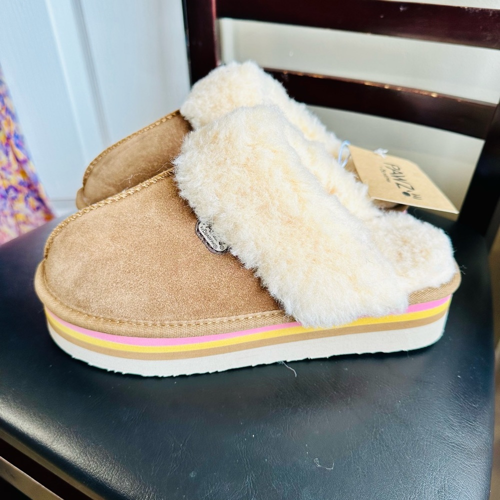 Tan Bearpaw Retro Loki Platform Slippers - Picture 10 of 14